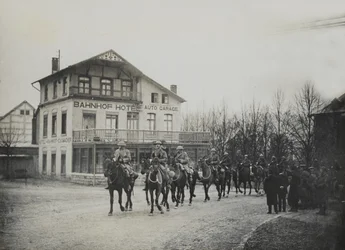 Caballería pasando por un hotel de estación de tren, 1918